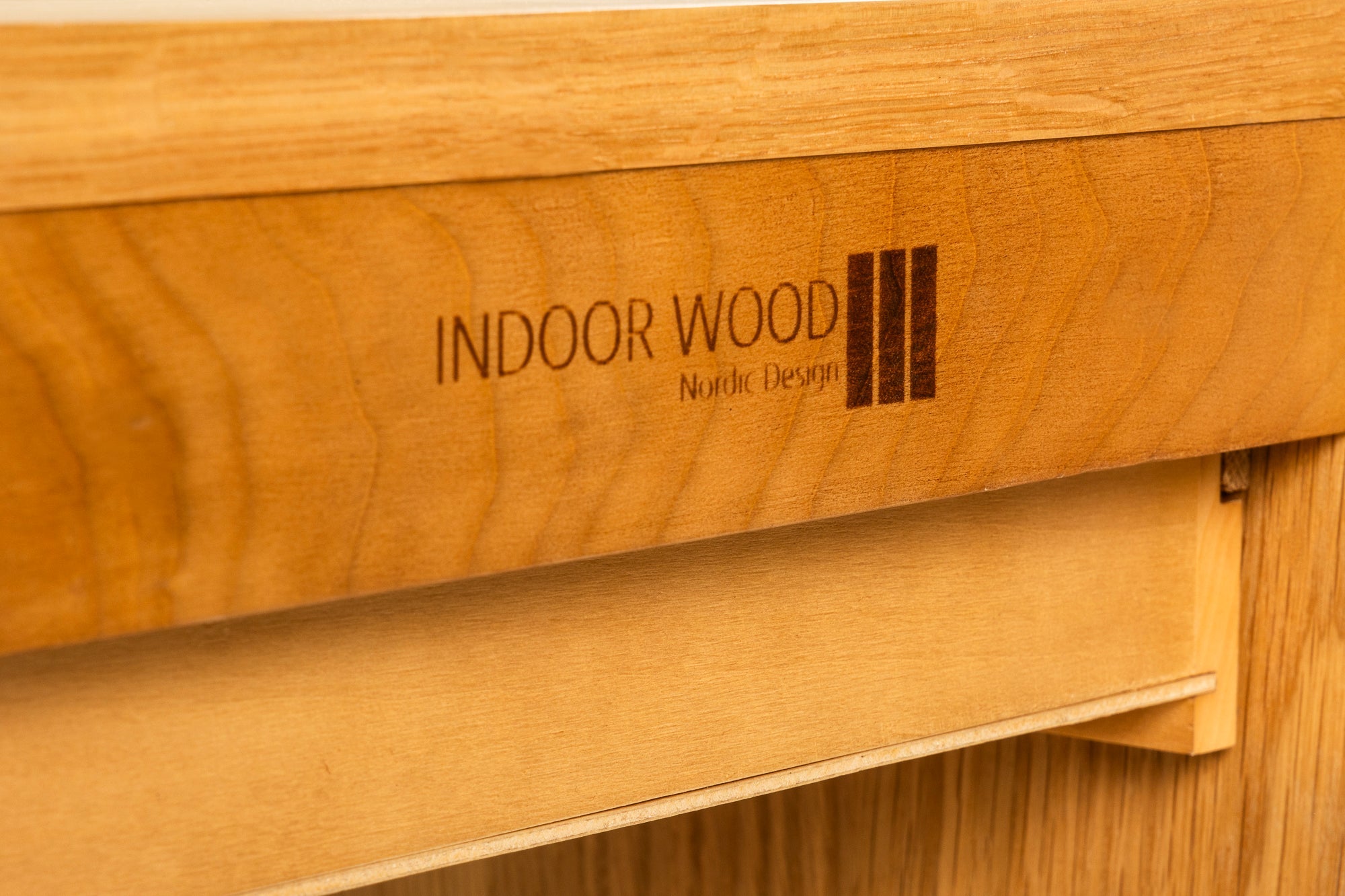 Nattduksbord i massiv Ek