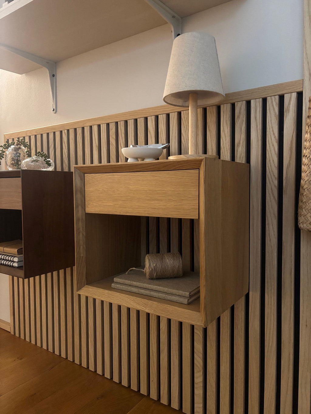 Nattduksbord i massiv Ek