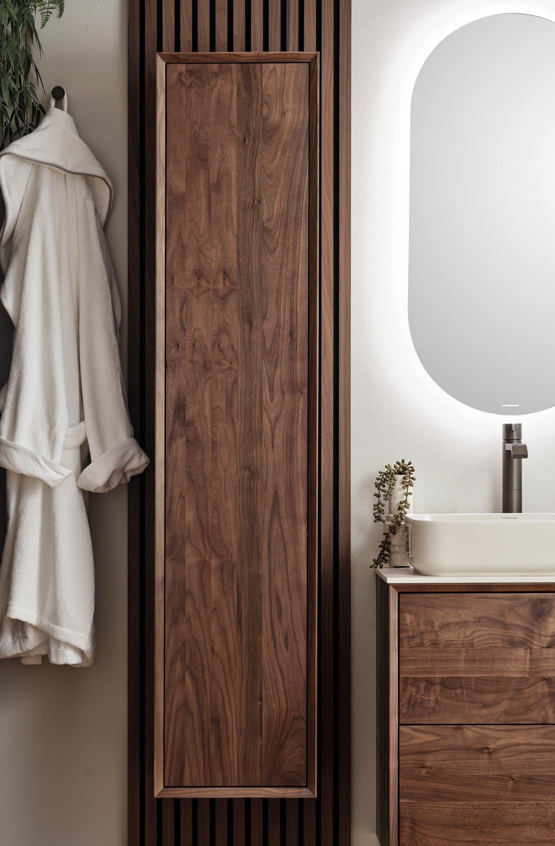 Högskåp Massiv Valnöt IW35