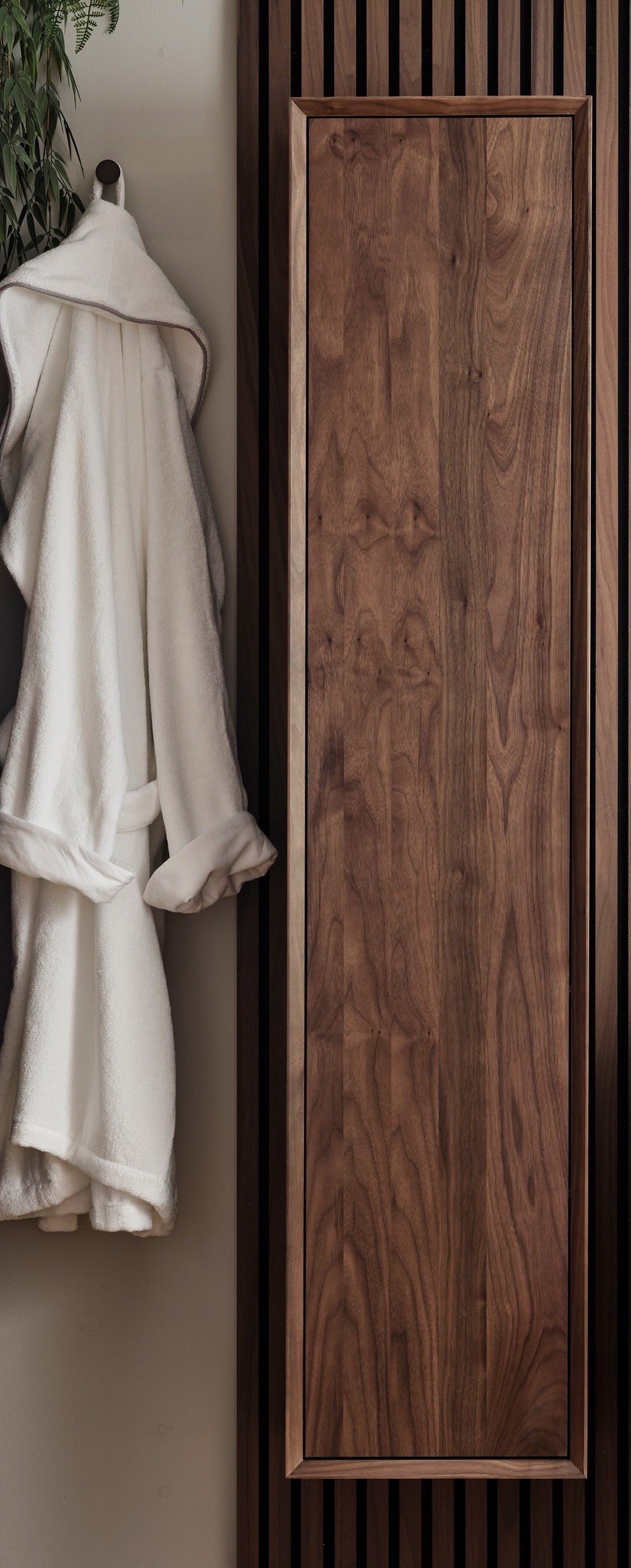 Högskåp Massiv Valnöt IW35