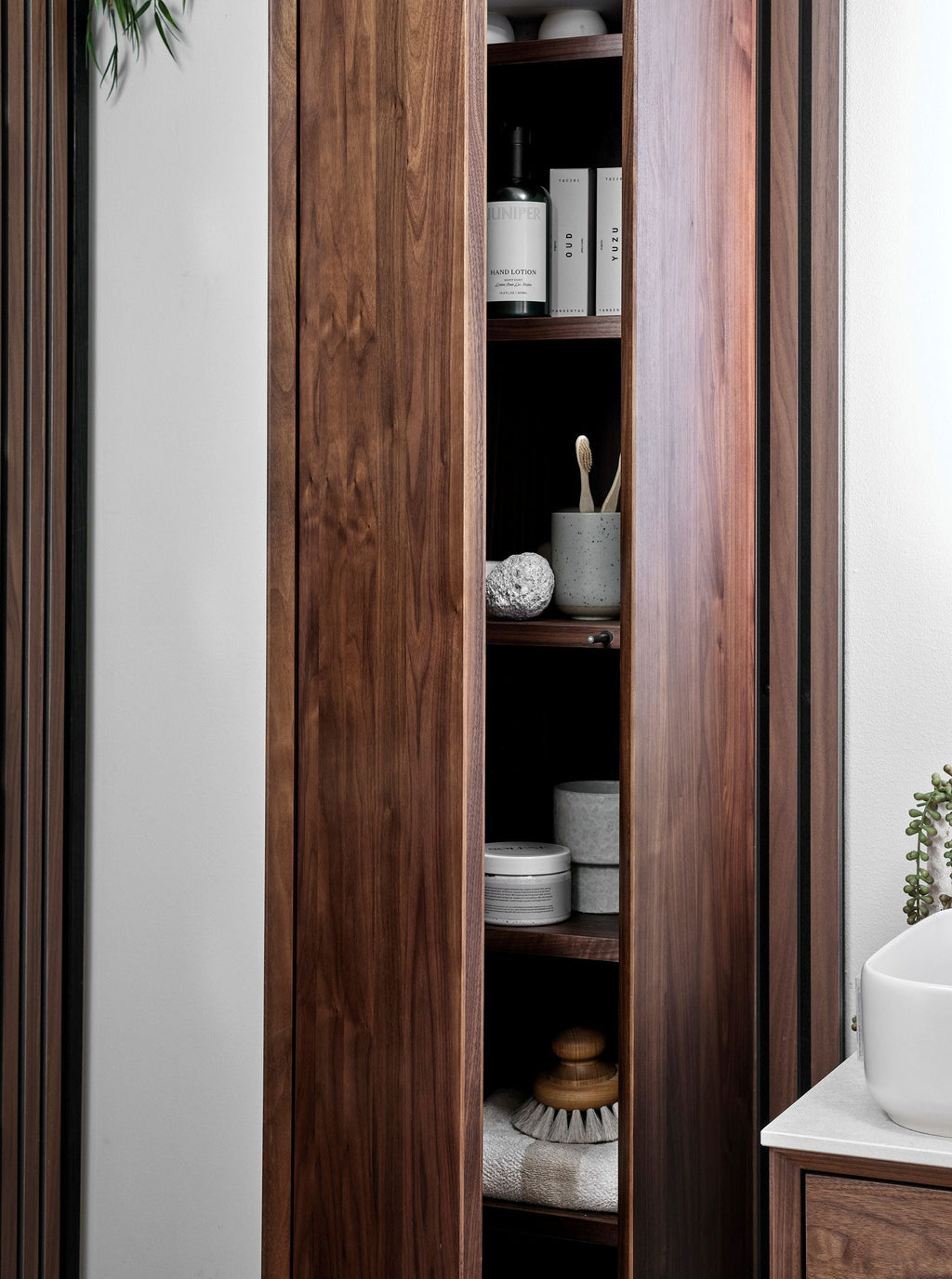 Högskåp Massiv Valnöt IW35