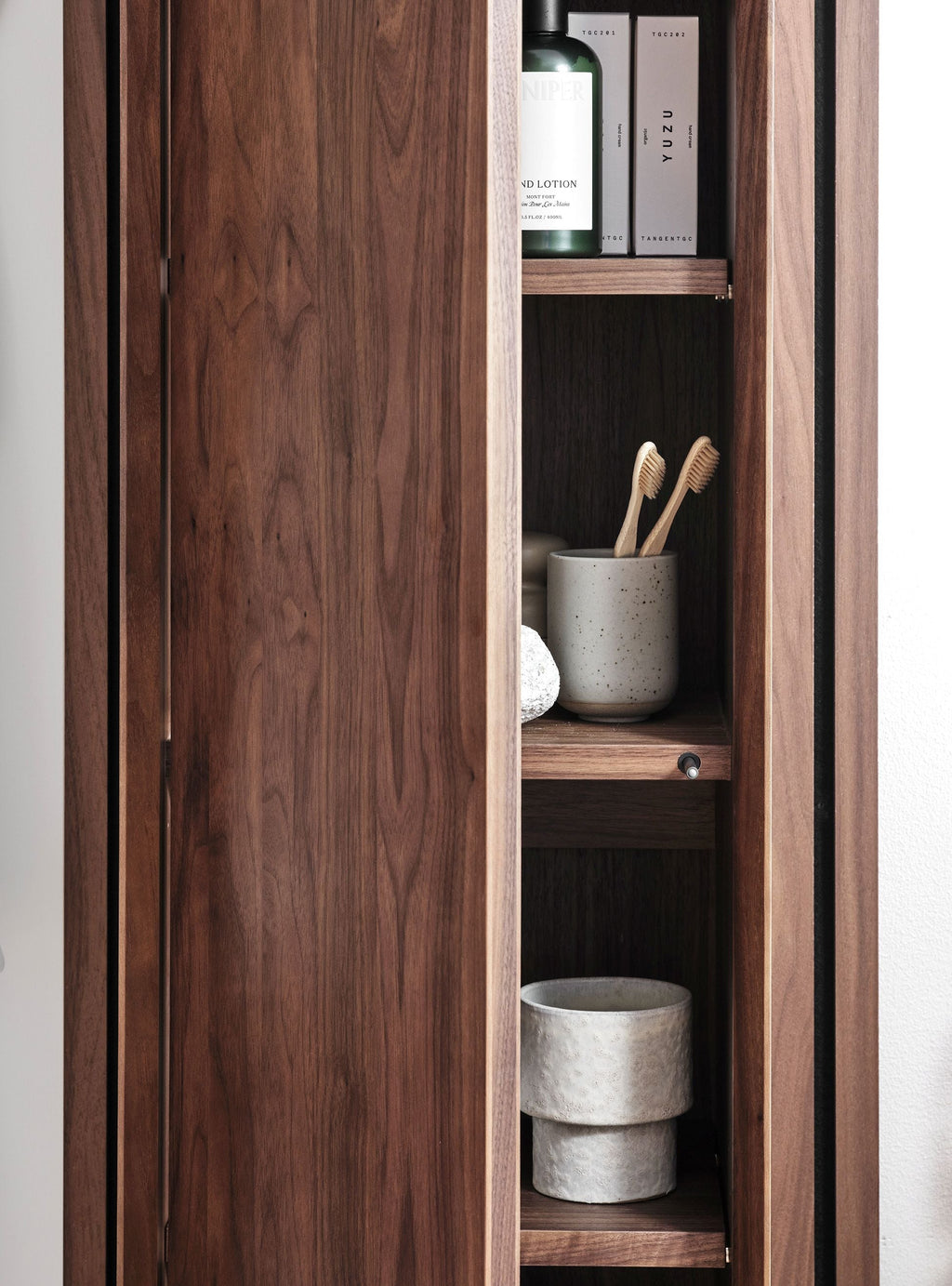 Högskåp Massiv Valnöt IW35