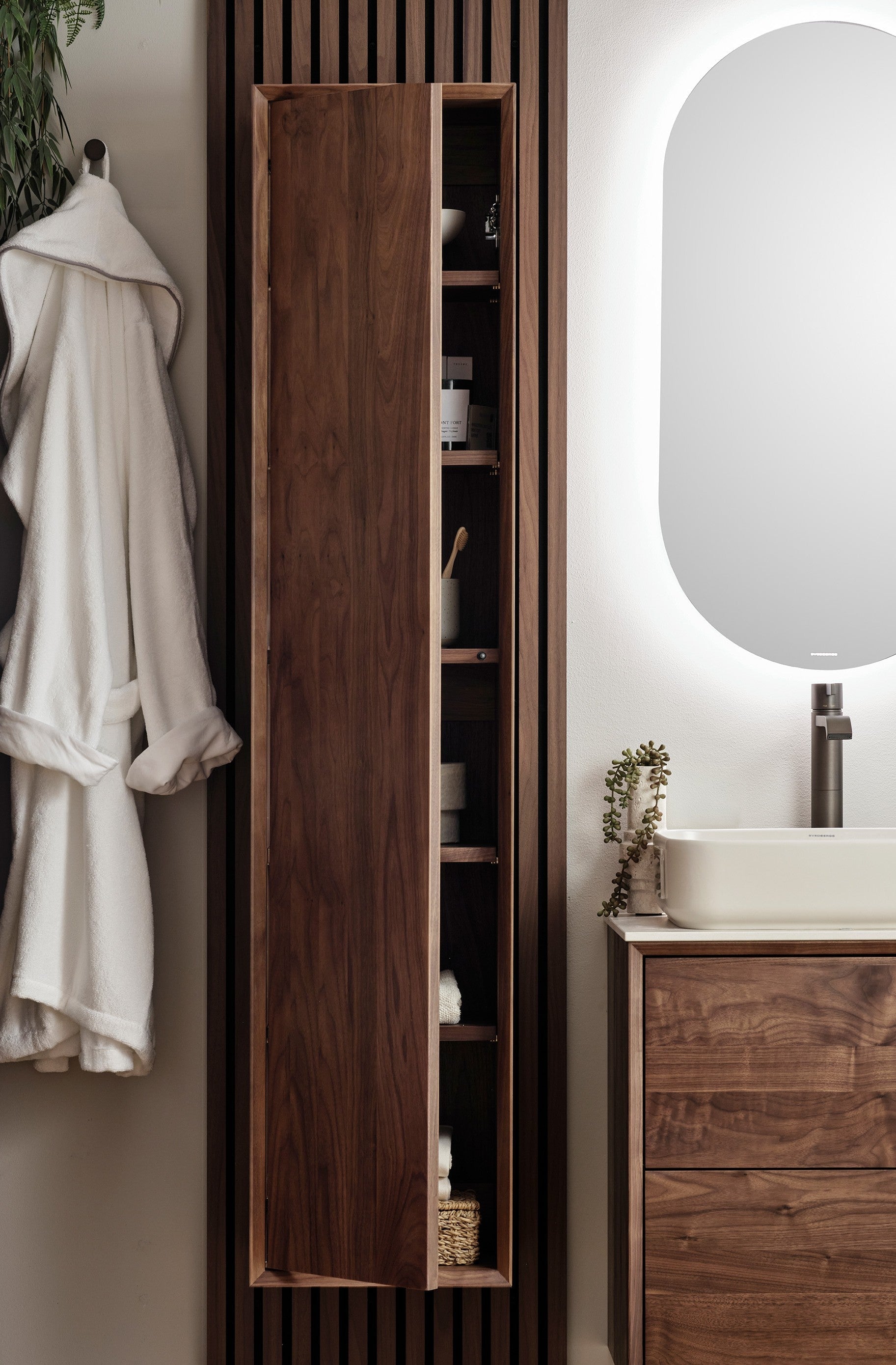 Högskåp Massiv Valnöt IW35