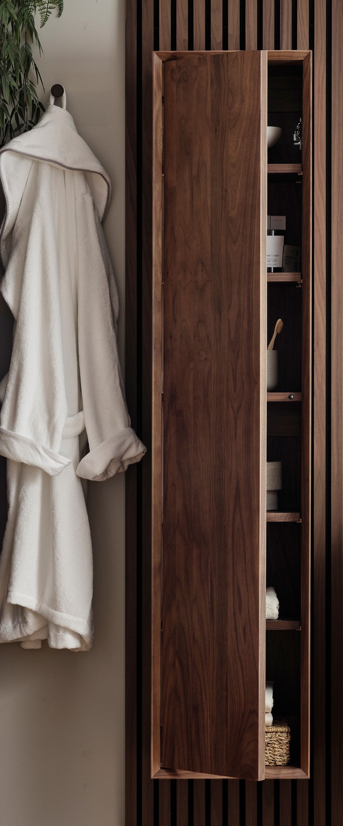 Högskåp Massiv Valnöt IW35