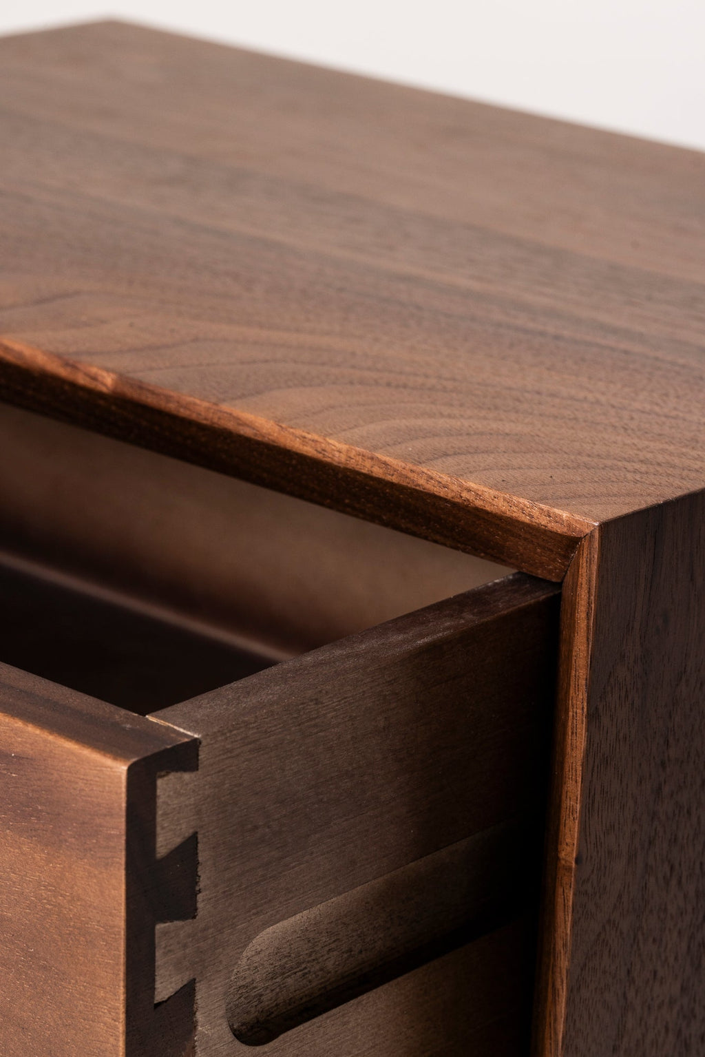 Nattduksbord i massiv Valnöt