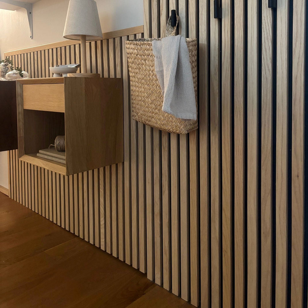 Sänggavel i akustikpanel, från golv till tak, bredd 245 cm, träslag ek (premiumutförande)