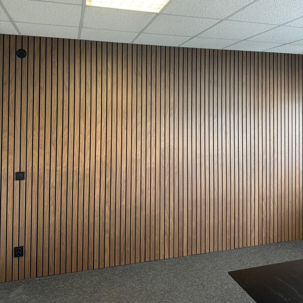 Sänggavel i akustikpanel, höjd 135 cm, bredd 245 cm, träslag BRED valnöt